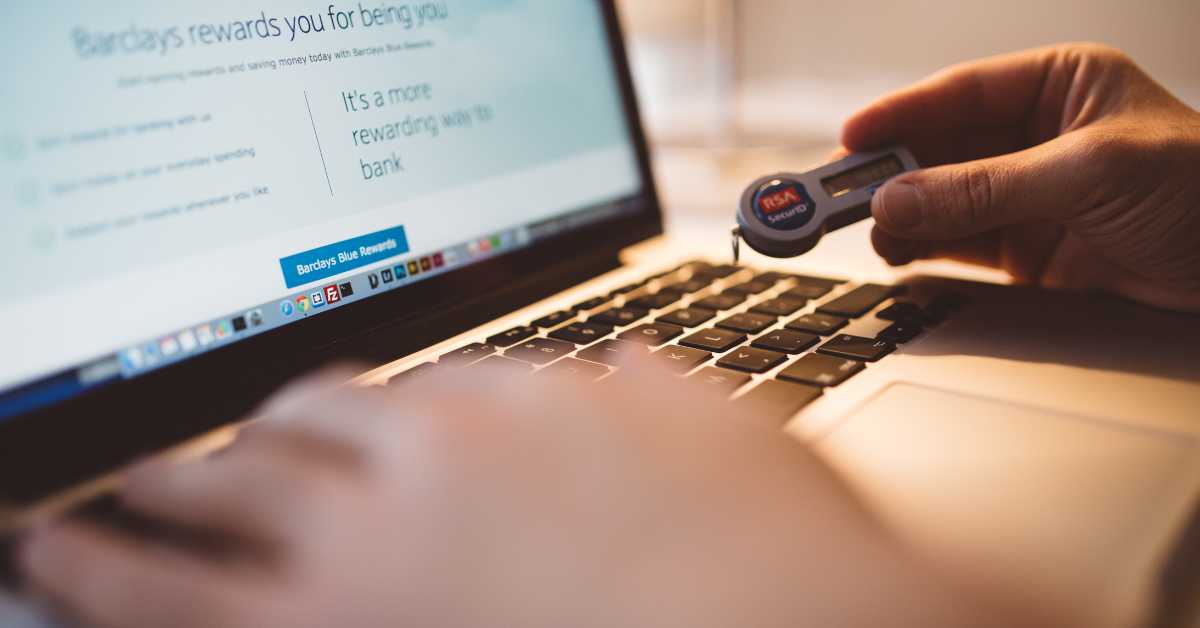 Hånd som bruker bankverktøy på laptop